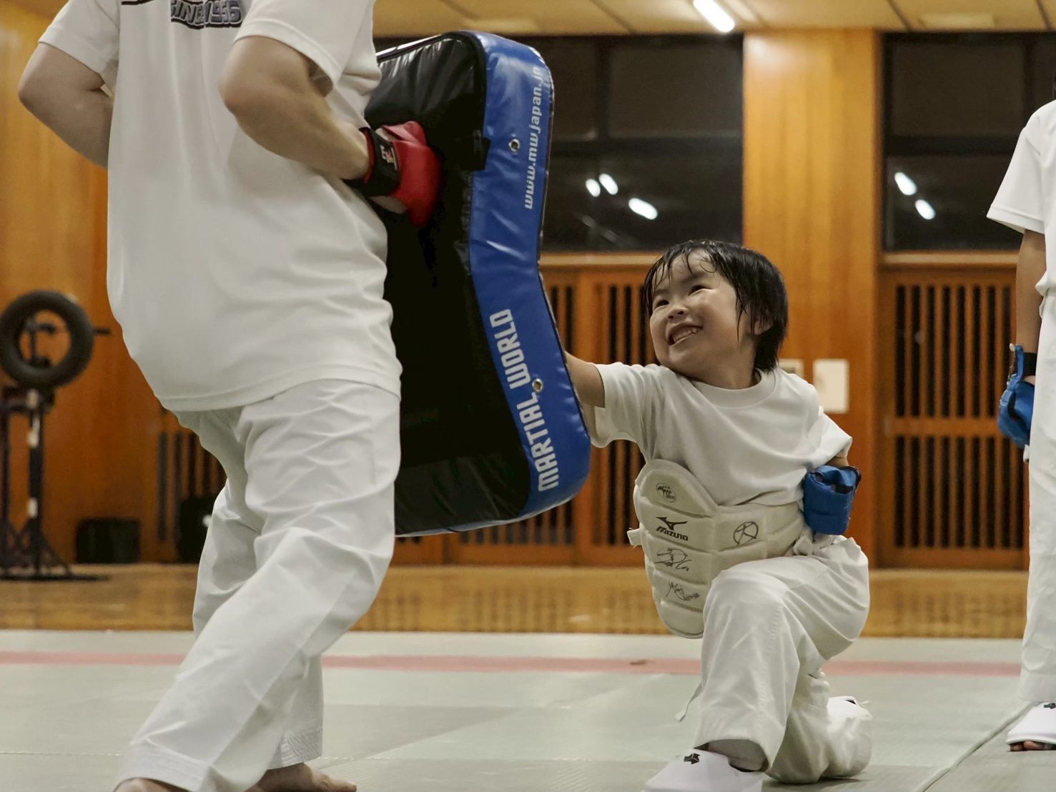 ミット打ちを楽しむ子ども