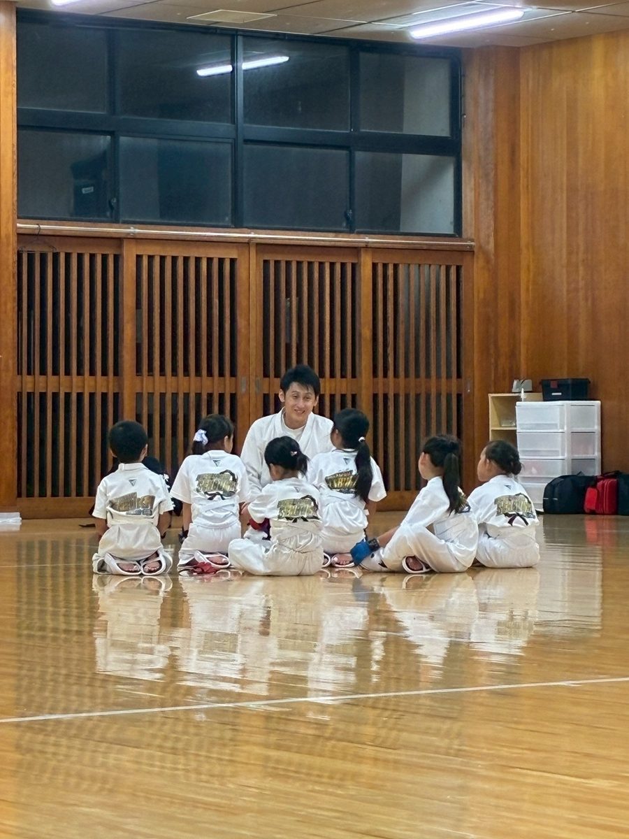 指導者の話を聞く子どもたち