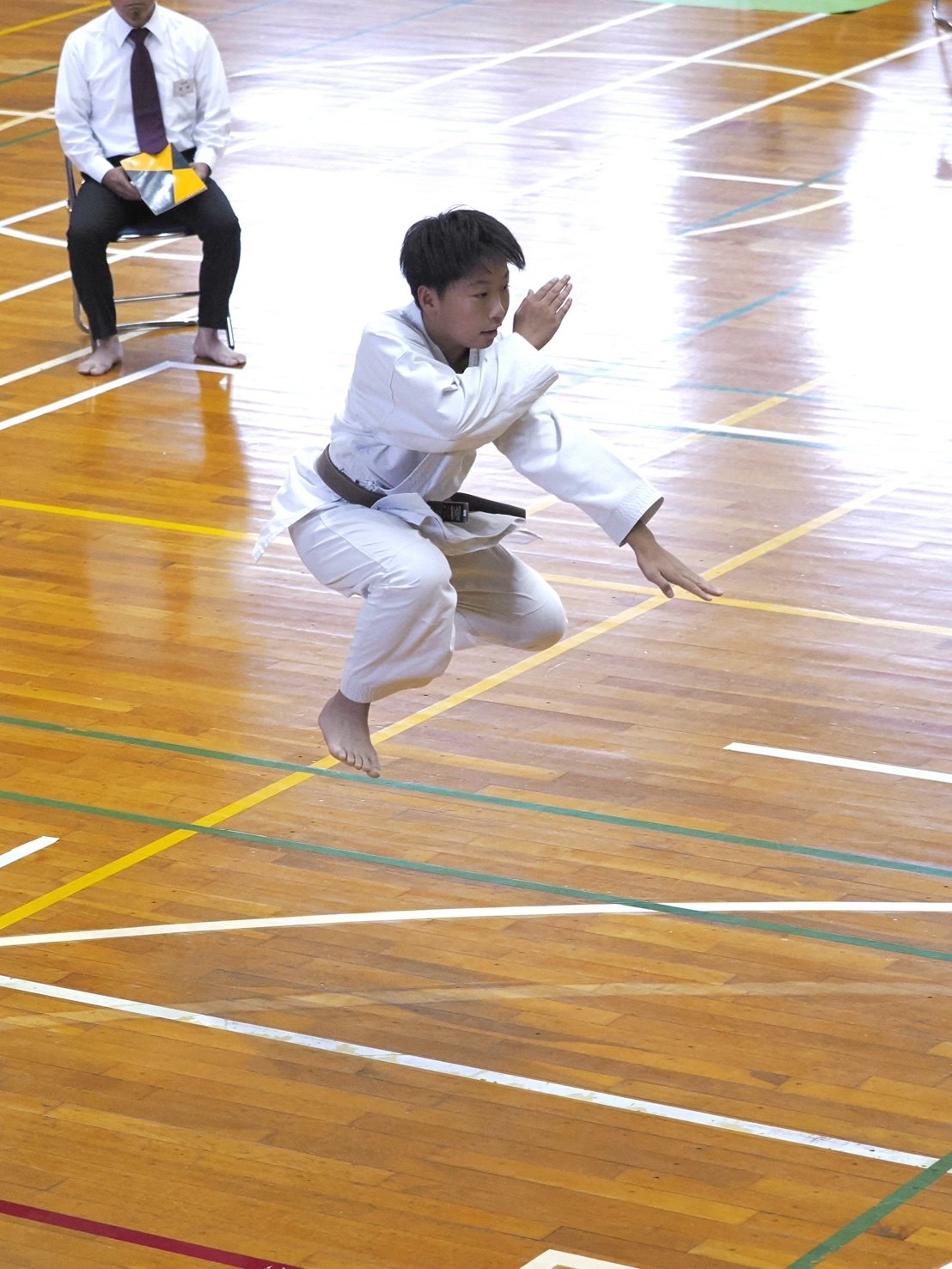 形の演武に臨む選手